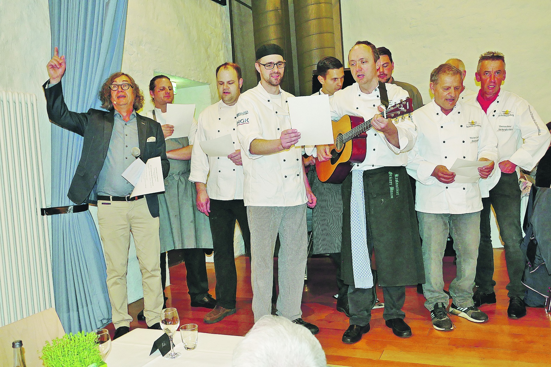 Das gehört einfach dazu: Zum Abschluss des Schlemmer-Mahls singen die Köche das Heckengäu-Lied. Bild: Lück
