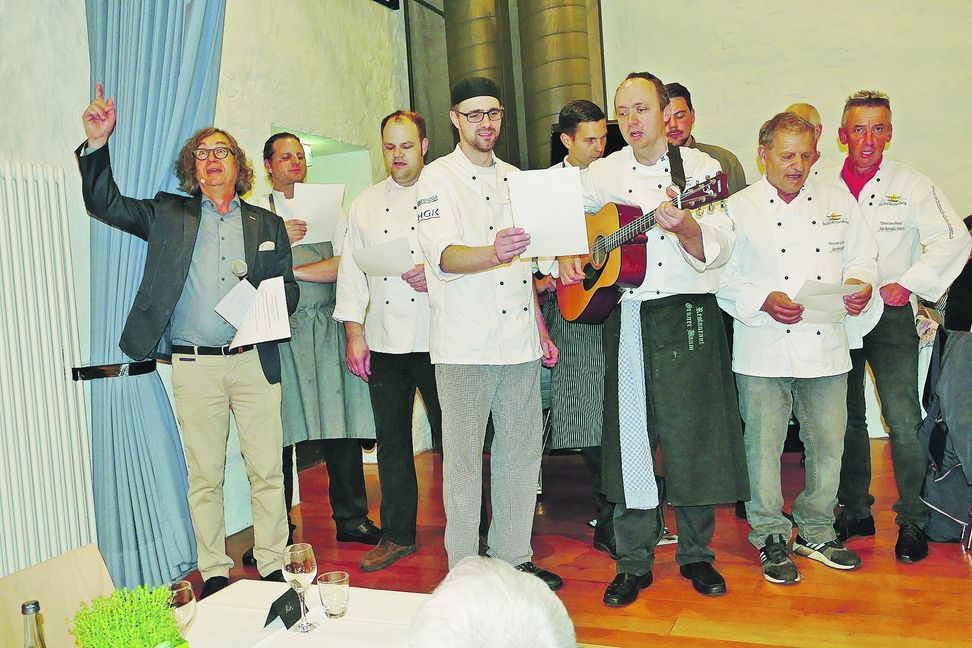 Das gehört einfach dazu: Zum Abschluss des Schlemmer-Mahls singen die Köche das Heckengäu-Lied. Bild: Lück