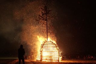 Immer wieder magisch: Züngelnde Flammen im Dunkel der Nacht. Das 13. Funkenfeuer der Magstader Feuerwehr hat Hunderte von Besuchern angezogen.     Bild: Heiden