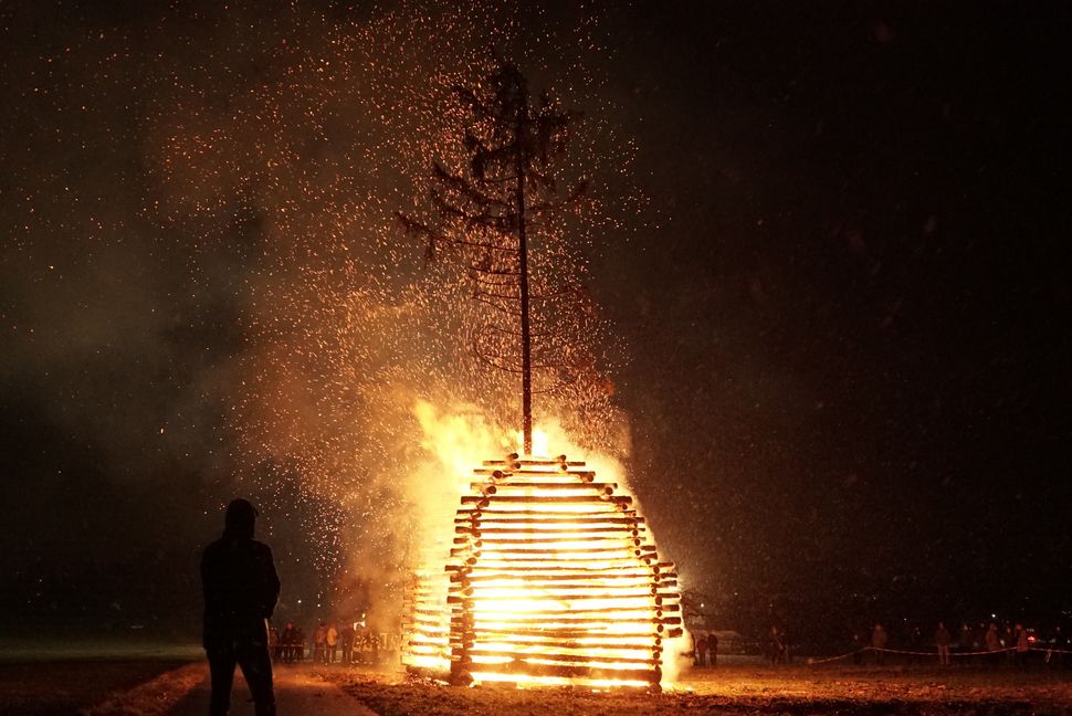 Immer wieder magisch: Züngelnde Flammen im Dunkel der Nacht. Das 13. Funkenfeuer der Magstader Feuerwehr hat Hunderte von Besuchern angezogen.     Bild: Heiden