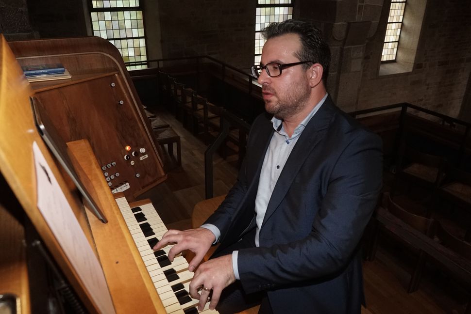 Moises Santiesteban Pupo aus Havanna an der großen Weigle-Orgel in der Sindelfinger Martinskirche.     Bild Heiden