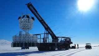 Das ANITA-Experiment in der Antarktis fahndet nach kosmischen Teilchen und ihren Zerfallsprodukten. Doch zwei Signale sind noch immer rätselhaft.