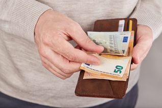 Viele Beschäftigte warten noch auf die Gehaltserhöhung.
