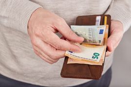 Viele Beschäftigte warten noch auf die Gehaltserhöhung.
