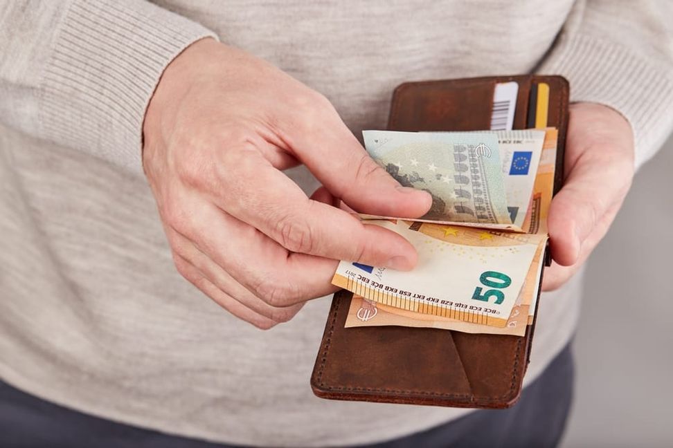 Viele Beschäftigte warten noch auf die Gehaltserhöhung.