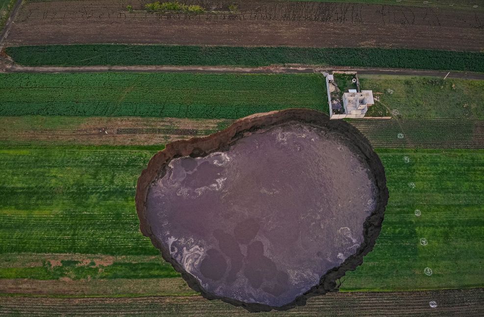Inzwischen hat der Krater mit 97 Meter auf 78 Meter die Größe eines Fußballfeldes,