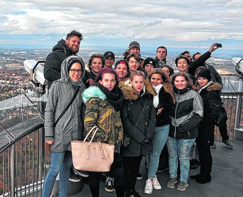 Die jugendlichen Gäste aus Tschechien besuchten mit ihren Gastgebern aus Weil der Stadt auch den Stuttgarter Fernsehturm.  Bild: z