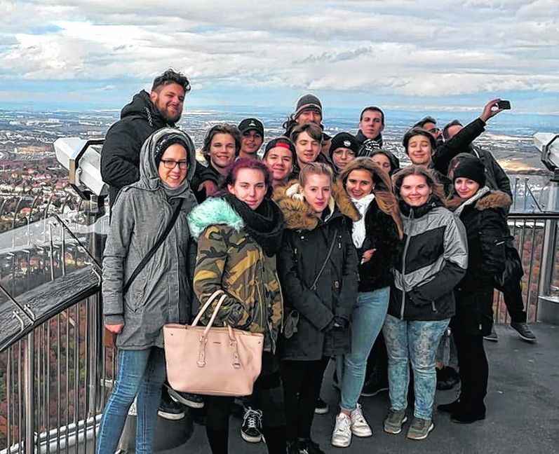 Die jugendlichen Gäste aus Tschechien besuchten mit ihren Gastgebern aus Weil der Stadt auch den Stuttgarter Fernsehturm.  Bild: z