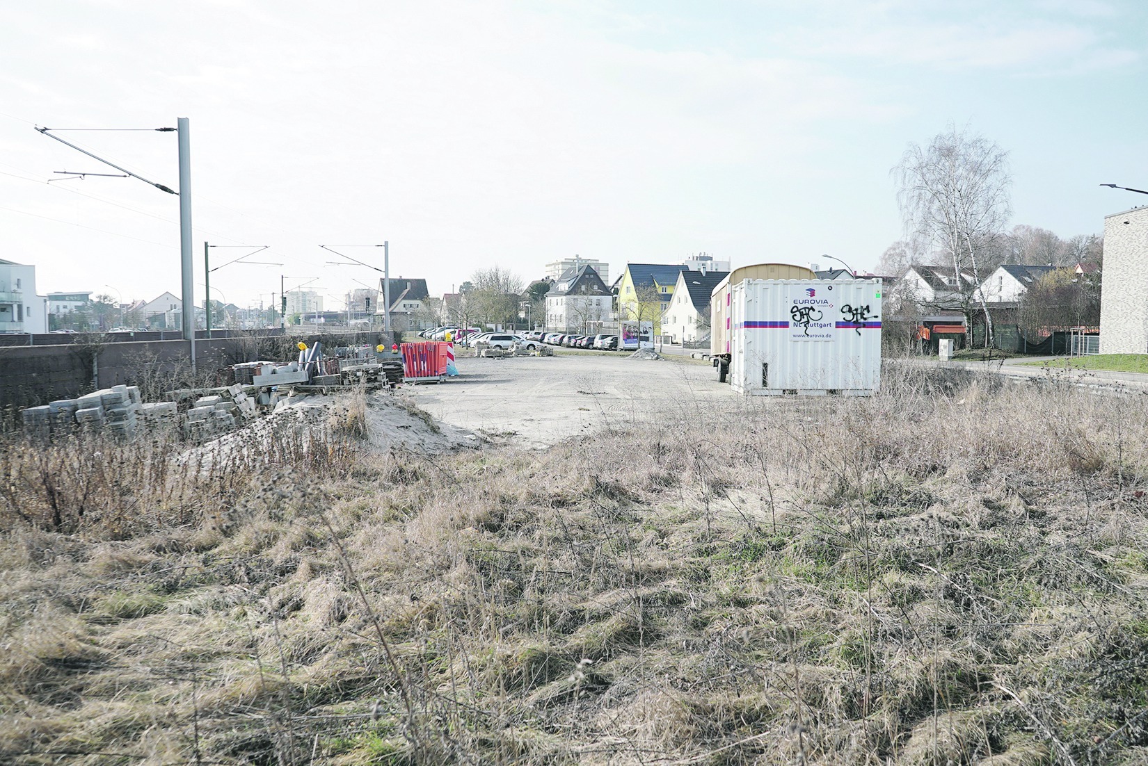 Anwohner schlagen vor, dass auf der Brache im Vordergrund der Maichinger Busbahnhof gebaut wird.  Bild: Heiden