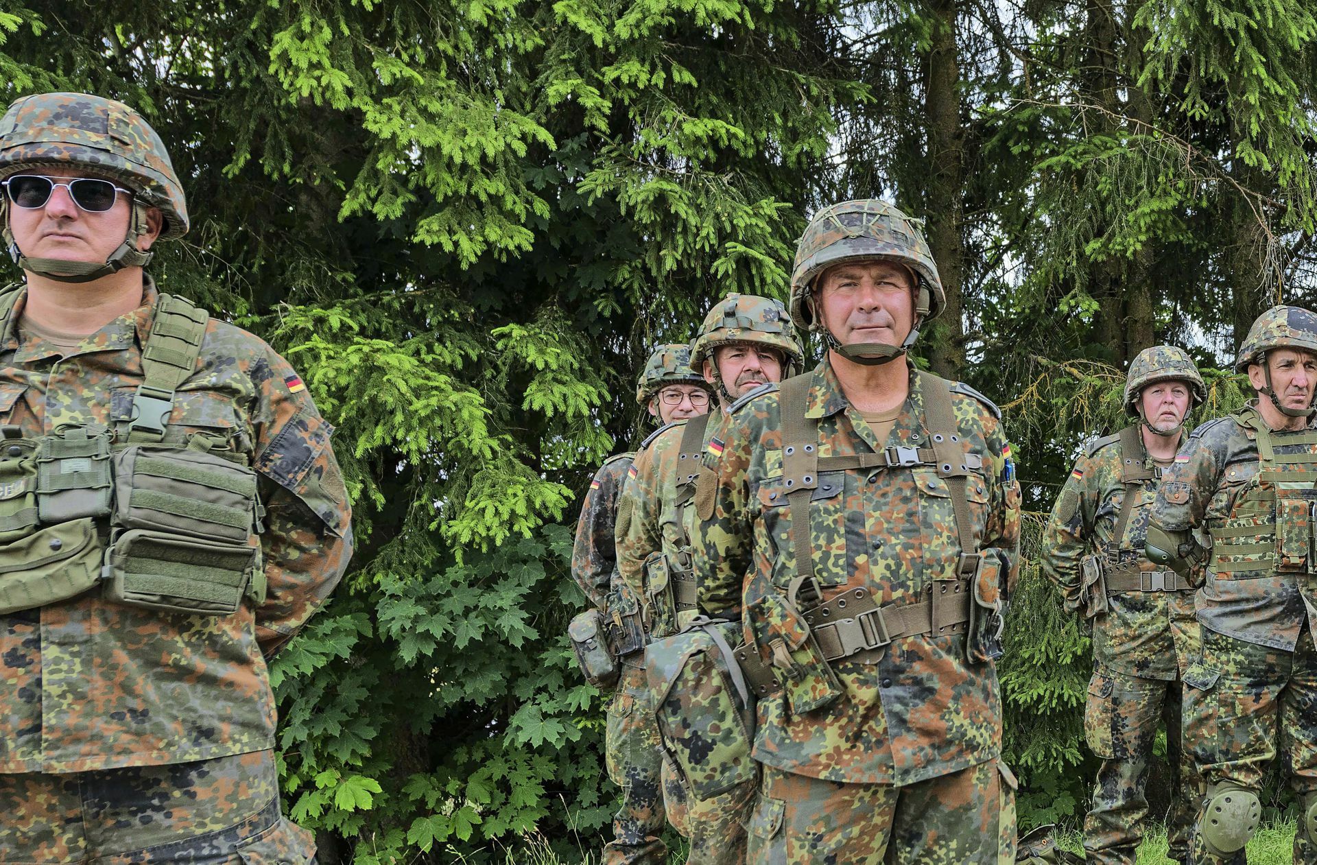 „In Linie zu einem Glied!“ Jörg Hildenbrand von der Reservistenkameradschaft Reutlingen (links) lässt seine Übungseinheit antreten.