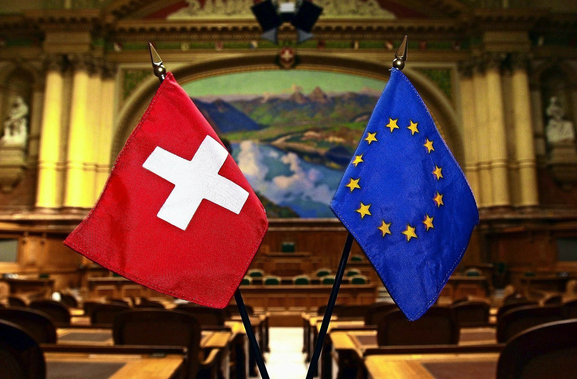 Fähnchen der EU und der Schweiz im Nationalratssaal in Bern.