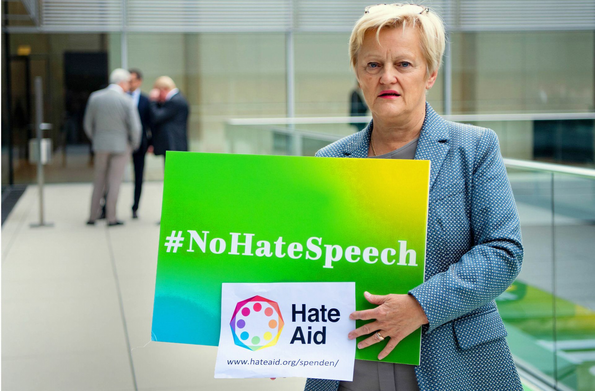 Renate Künast, einst  Grünen-Fraktionschefin,  hat im Ringen gegen Beleidigungen im Internet einen wichtigen Sieg am Bundesverfassungsgericht errungen.