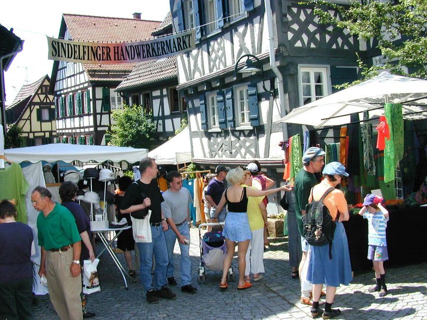 So wie auf unserem Archivbild könnte es am Wochenende 21. und 22. Mai wieder beim Handwerkermarkt in der Sindelfinger Altstadt aussehen.     Bild: Stampe/A