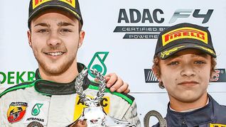 Marvin Dienst (links) und Lando Norris im August 2015 bei einer Siegerehrung der Formel 4 am Nürburgring.