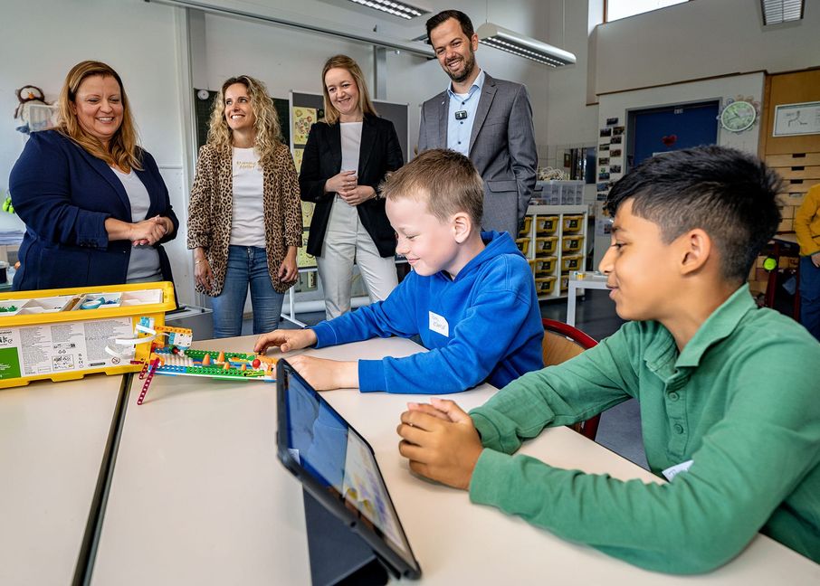 Zwei Schüler zeigen, was sie zusammengebaut und programmiert haben. Das sehen sich (von links) Schulleiterin Verena Theimel, Tina Naso von der Kommunikationsabteilung und Regionalmarktleiterin Larissa Hirlinger sowie Regionalvorstand Mario Schmid von den Vereinigten Volksbanken an.