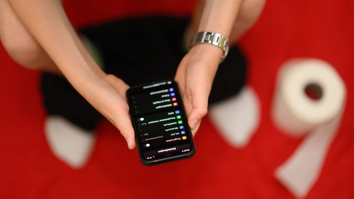 Jeder zehnte Befragte telefoniert gar auf dem Klo sitzend - und immerhin noch vier Prozent schauen, was sich in Dating-Apps so tut. (Archivbild)