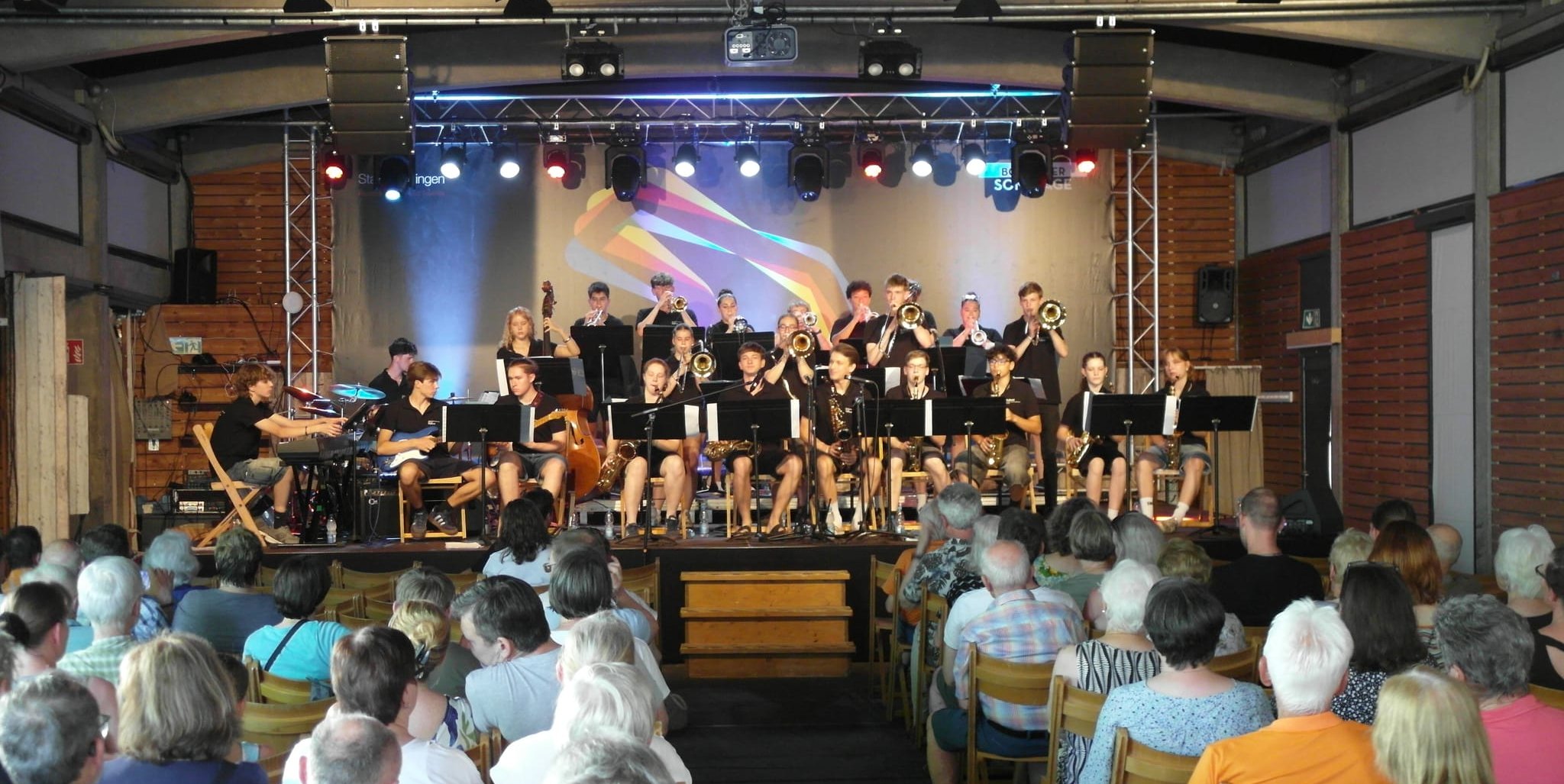 Vor über 200 Zuschauern in der Böblinger Alten TÜV-Halle am Oberen See hat die AEG-Bigband die Veranstaltungsreihe „Sommer am See“ eröffnet.