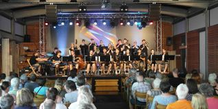 Vor über 200 Zuschauern in der Böblinger Alten TÜV-Halle am Oberen See hat die AEG-Bigband die Veranstaltungsreihe „Sommer am See“ eröffnet.