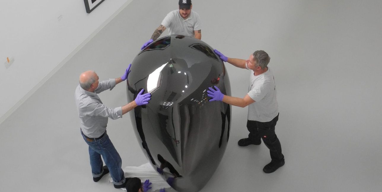 Die zum Teil großen Objekte der neuen Ausstellung werden an ihren künftigen Standort verfügt.