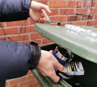 Das Leeren der Restmülltonne wird im kommenden Jahr ebenso teurer wie die Grundgebühr. 
Bild: z