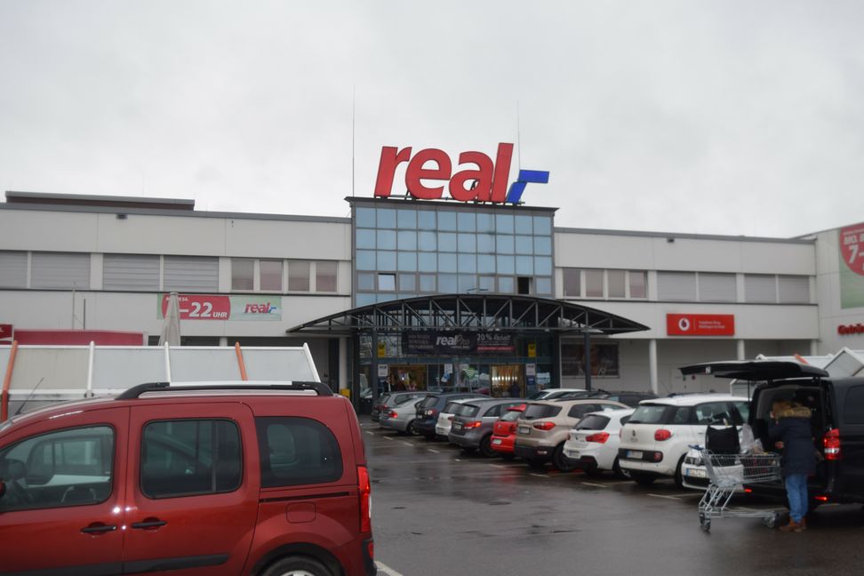 Voller Parkplatz vor dem Real-Markt auf der Böblinger Hulb.