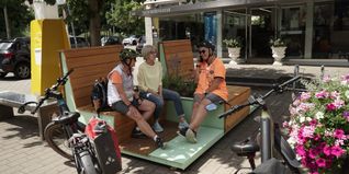Das neue Sitzmöbel gegenüber der Eisdiele in Maichingen.