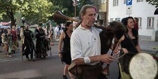 Auf historischen Instrumenten wird musiziert.