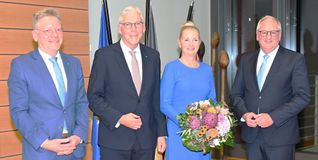 Dr. Frank Wiehe (von links), der Erste Landesbeamte im Calwer Landratsamt und stellvertretende Landrat, überbrachte die Glückwünsche der Mitarbeiter zur Wiederwahl an Landrat Helmut Riegger sowie dessen Frau Iris, und Jürgen Großmann gratulierte als Nagolder OB und stellvertretender Kreistagsvorsitzender.