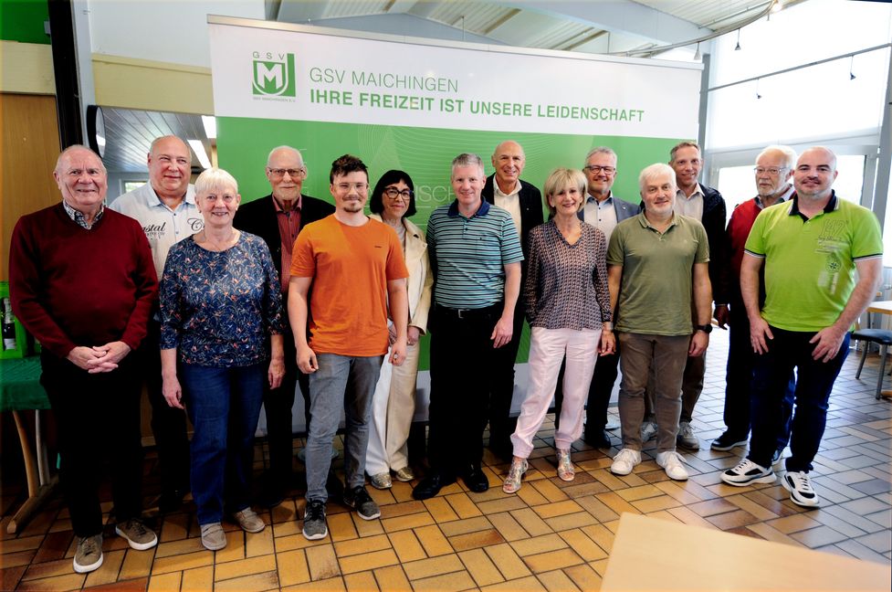 Die Ehrungen beim GSV: Rolf Pogadl, Michael Schellwies, Doris Lasslop, Bernhard Schetezka, Marc Walsdorff, Dagmar Schrade,  Präsident Ulrich Martens , Gerd Klauß, Monika Hohl, Axel Meimerstorf, Jochen Kienle, Sascha Berger, Uwe Frehland, Michael Wohland (von links).Bild: photostampe
