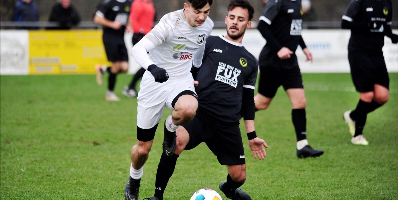 Voller Einsatz: Dagersheims Torschütze zum 2:0, Johannes Drotleff (links), im Duell mit Berat Cakir von der Spvgg Aidlingen.Bild: Photostampe