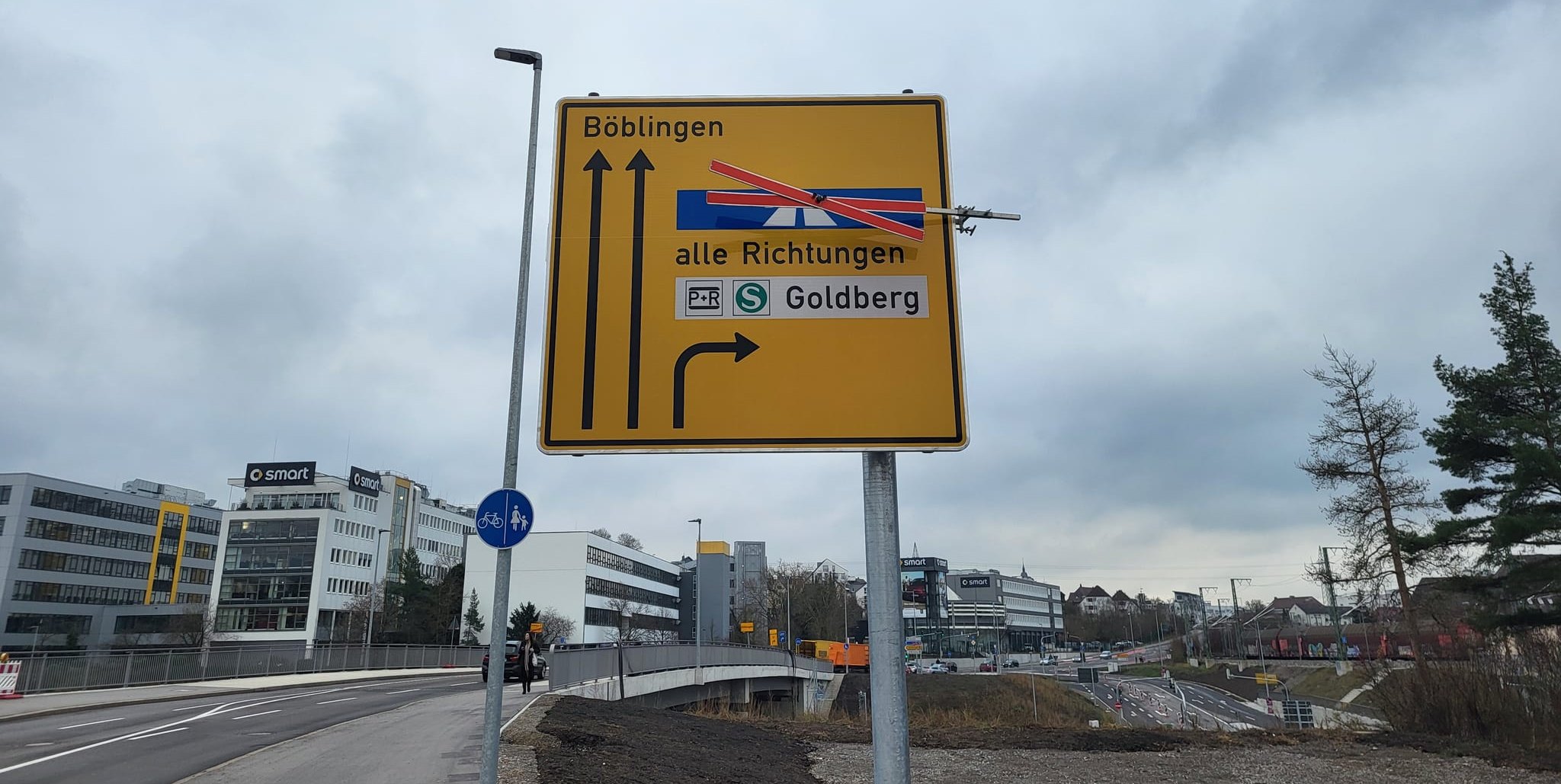 Seit wenigen Tagen weisen Verkehrschilder darauf hin, dass von Böblingen oder Sindelfingen kommend die Leibnizstraße wieder benutz werden kann.