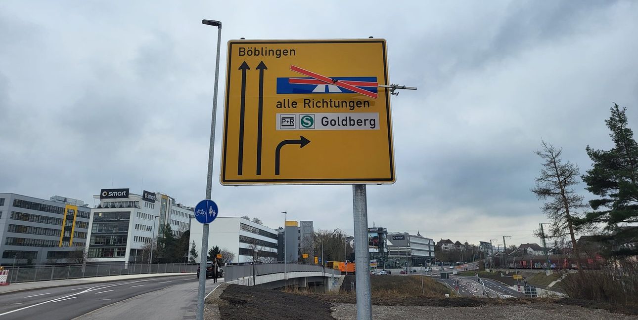 Seit wenigen Tagen weisen Verkehrschilder darauf hin, dass von Böblingen oder Sindelfingen kommend die Leibnizstraße wieder benutz werden kann.