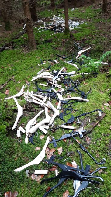 Kleiderbügel lagen wild verstreut im Wald zwischen Sindelfingen und Leonberg.    Bild: z