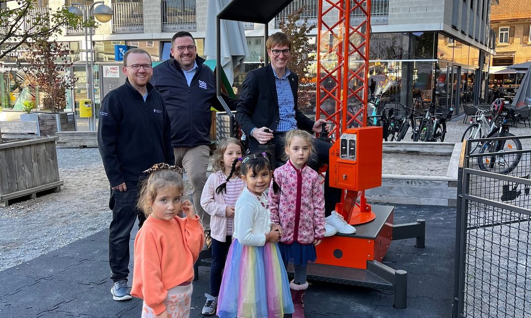 City-Manager Hanno Kreuter, Wirtschaftsförderer Felix Rapp und OB Markus Kleemann (von links) weihen das neue Spielgerät ein.