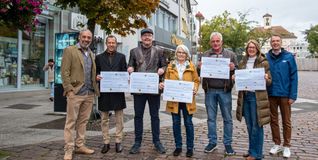 Freuen sich über die Spenden (von links): Veranstalter Johannes Leichtle, Witgar Jauch (Kimmerle und Jauch), Peter Komhard (Stadtjugendring Sindelfingen), Maria Dries-Koblowsky (Hospizverein), Thomas Ehret (Martinslädle), Heike Renner (Förderverein Lions Club Johannes Kepler Weil der Stadt/Sindelfingen) und Peter Röhm (ehemaliger Präsident des Lions Clubs Johannes Kepler Weil der Stadt/Sindelfingen).Bild: Nüßle