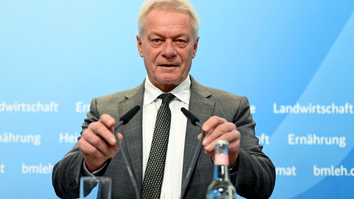 Bundesminister Alois Rainer stellt den "Ernährungsreports 2025" vor.