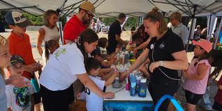 Kinder konnten unter anderem Steine bemalen und „Slime“ herstellen.