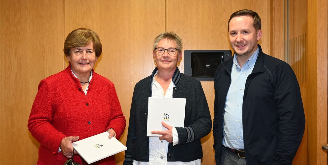 Bürgermeister Florian Glock zeichnete Gabriele Vorreiter (links) und Sabine Schmidt im Auftrag des Baden-Württembergischen Gemeindetags für ihre 25-jährige Gemeinderatstätigkeit aus.