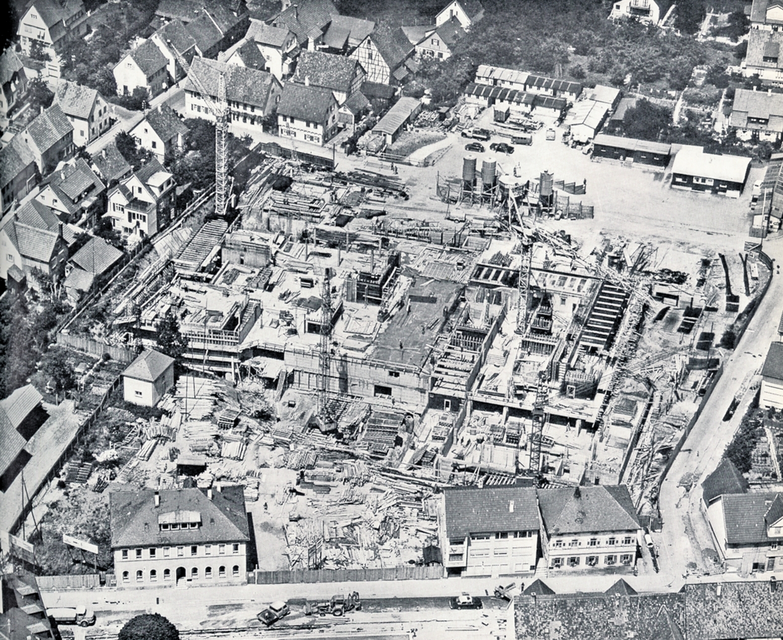 Das Luftbild zeigt die Baustelle des Rathauses im Jahr 1967. Noch stehen die Gaststätte Schwanen und das Milchhäusle an der damaligen Stuttgarter Straße, das alte Krankenhaus an der Wolboldstraße ist schon abgerissen. Bild: Planck/Archiv P. Bausch