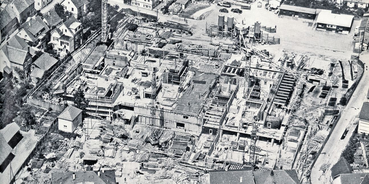 Das Luftbild zeigt die Baustelle des Rathauses im Jahr 1967. Noch stehen die Gaststätte Schwanen und das Milchhäusle an der damaligen Stuttgarter Straße, das alte Krankenhaus an der Wolboldstraße ist schon abgerissen. Bild: Planck/Archiv P. Bausch