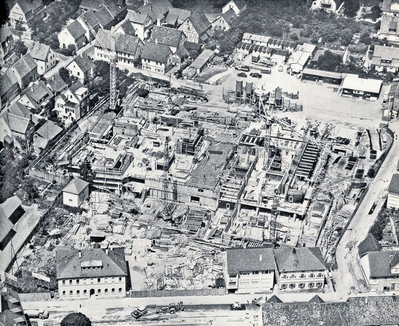 Das Luftbild zeigt die Baustelle des Rathauses im Jahr 1967. Noch stehen die Gaststätte Schwanen und das Milchhäusle an der damaligen Stuttgarter Straße, das alte Krankenhaus an der Wolboldstraße ist schon abgerissen. Bild: Planck/Archiv P. Bausch