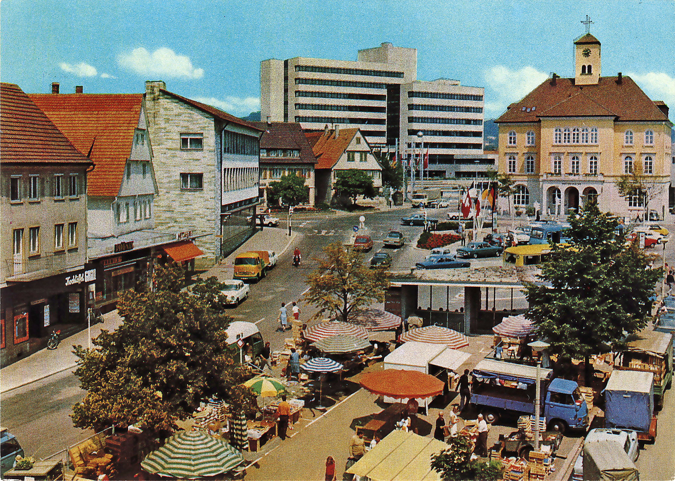 Das Foto aus dem Jahr 1975 zeigt das neue Rathaus hinter seinem Vorgänger aus dem Jahr 1845. Noch stehen der Bauernhof Essig, das Geschäft von Eugen Klein und die alte Kreissparkasse am Platz, der noch als Busbahnhof genutzt wird.