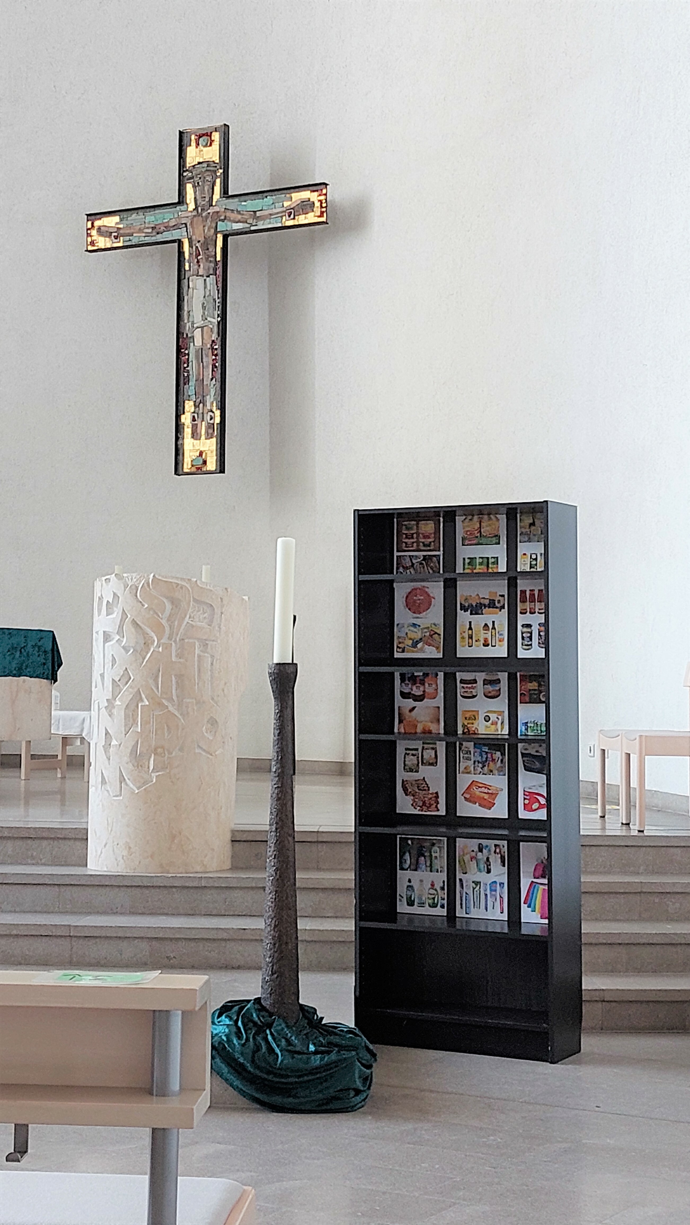 Ein leeres Regal in St. Klemens. Die katholische Kirchengemeinde hofft auf viele Lebensmittel-Spenden. Bild: z