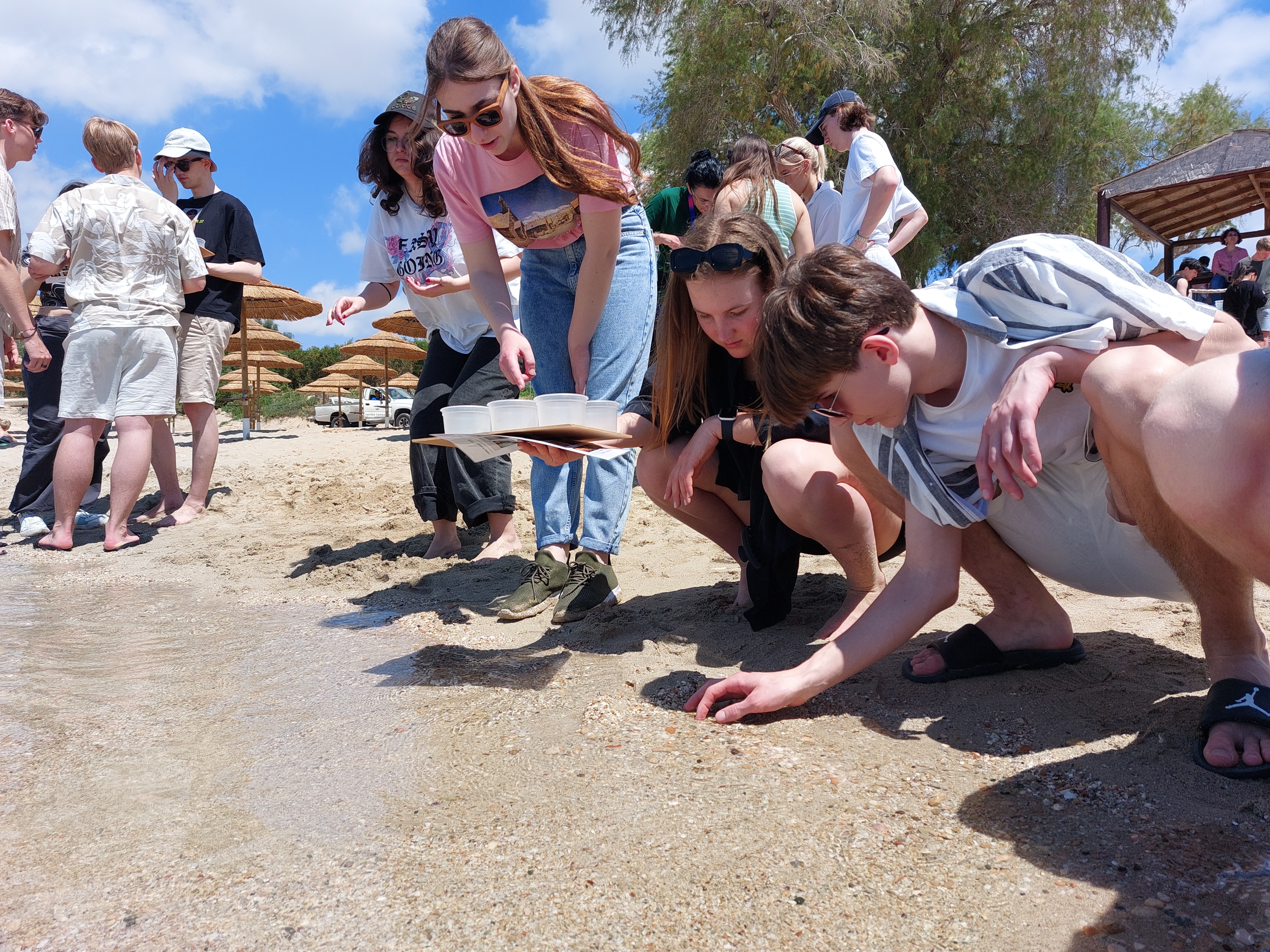 Auf einer Exkursion auf Zypern sollen die Schülerinnen und Schüler in Teams die Flora und Fauna in Strandnähe analysieren und Proben sammeln. Bild: z