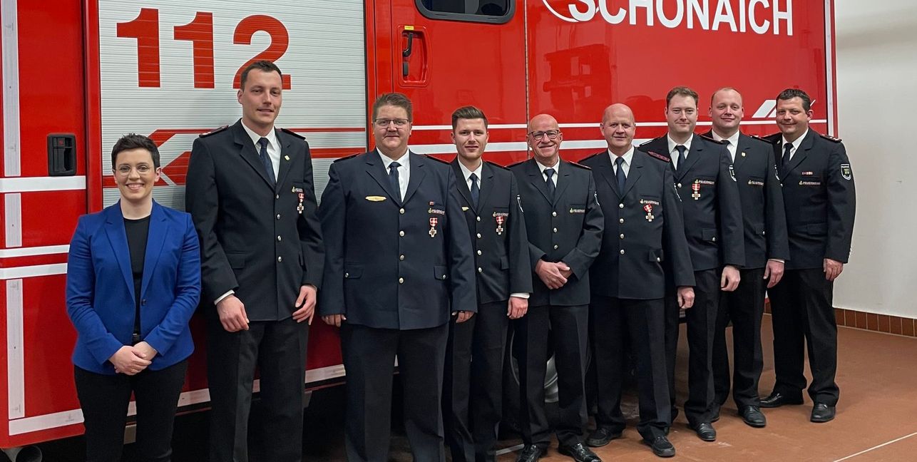 Schönaichs Bürgermeisterin Anna Walther und die Feuerwehr,  Fabian Kiel, Stefan Erbele, Robert Hablitzel, Gert Metzger, Klaus Leippold, Marko Wagner, Tobias Kiel, Tobias Amberg (von links). Bild: z