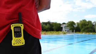 Tatort Schwimmbad: Bademeister werden beleidigt.