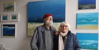 Linda und Gérard Krimmel vor ihren Bildern.