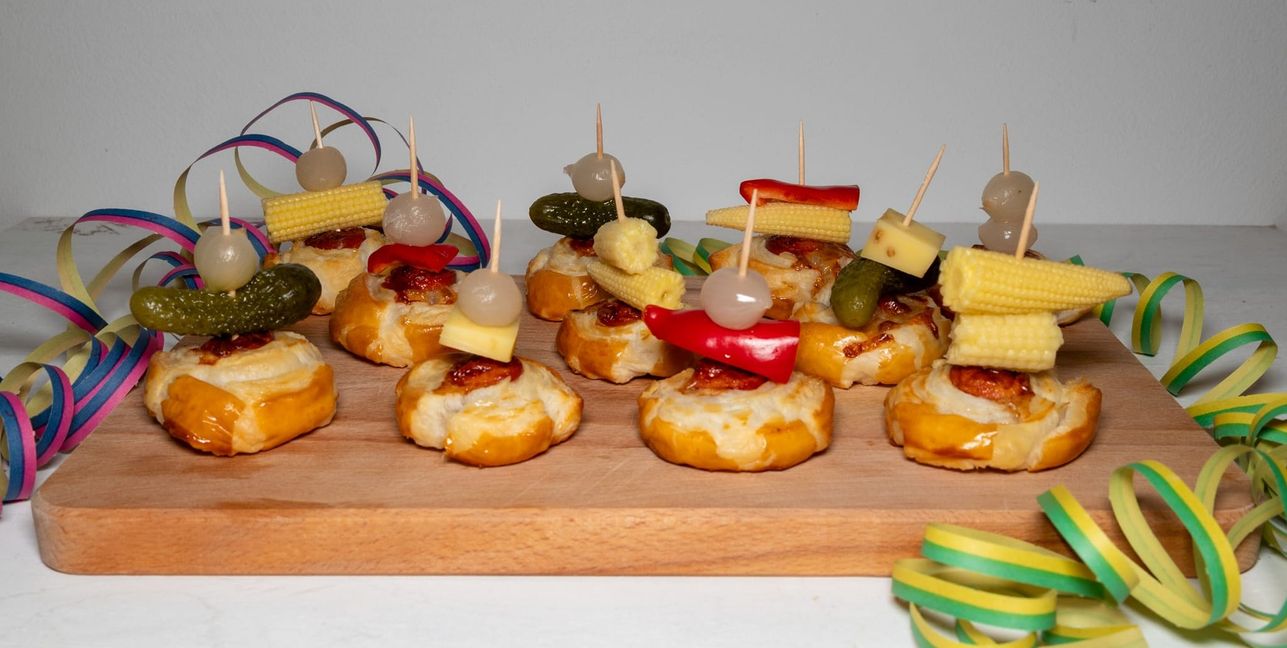Schnelle Blätterteigsnack mit Würstchen.