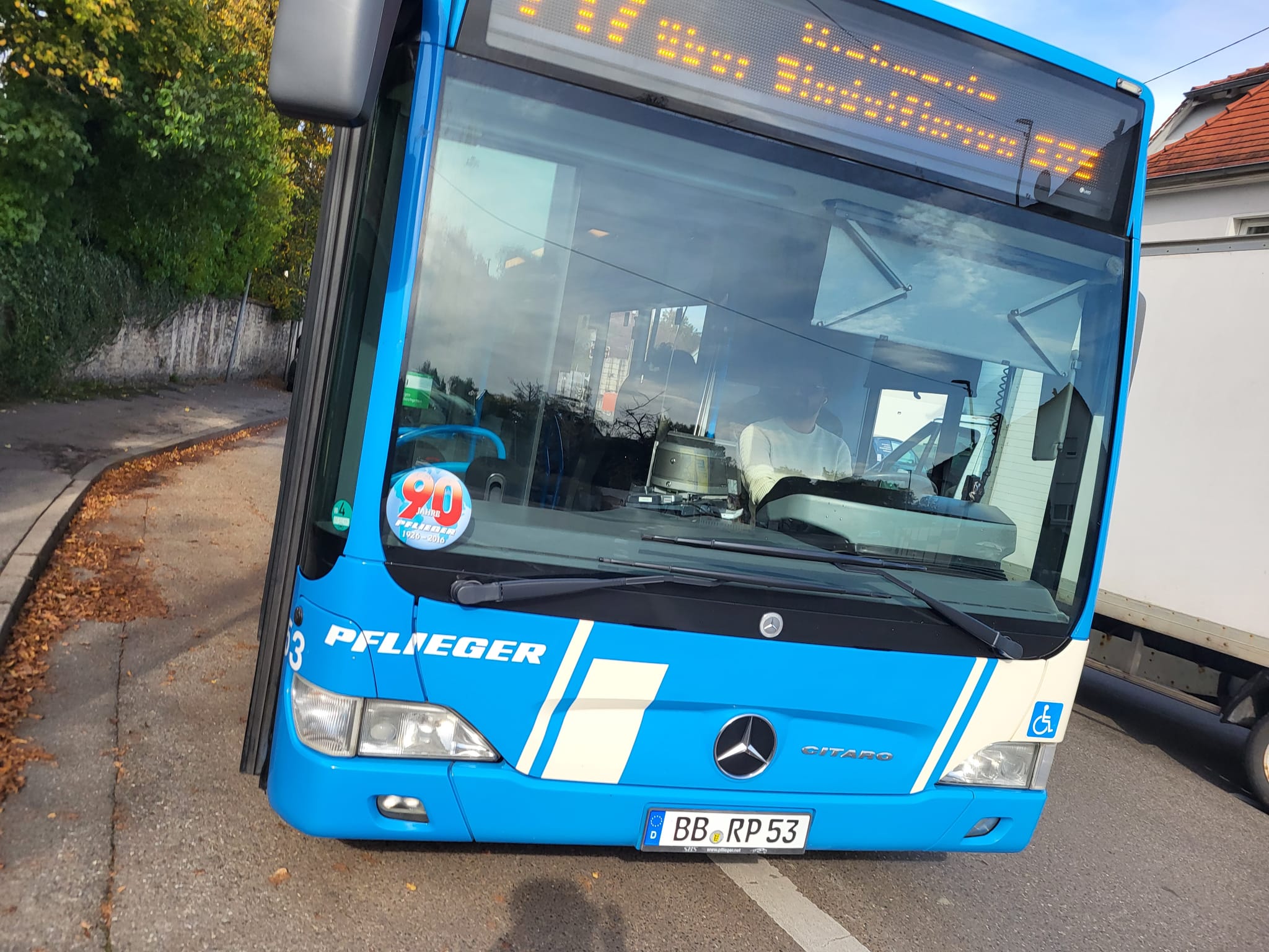 Die Busse von Pflieger bleiben am Dienstag und Mittwoch im Depot. Bild: z