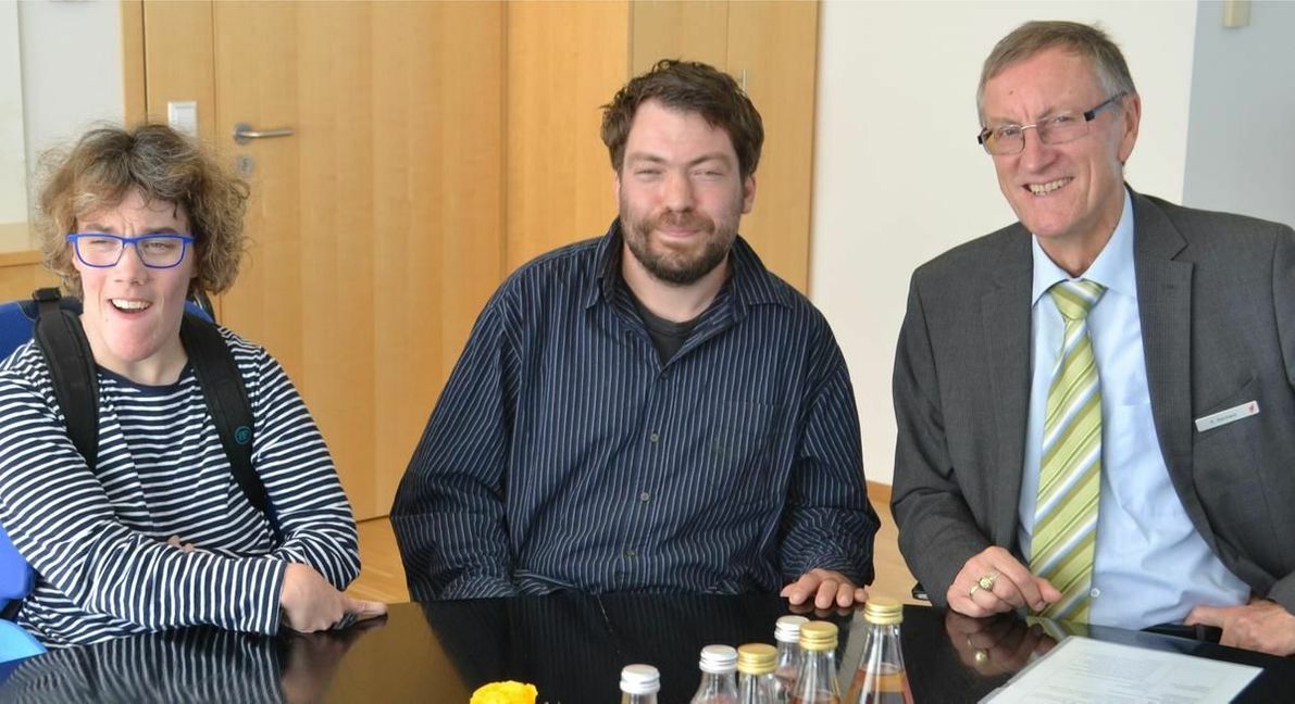 Der Vorstand des Teilhabe-Beirat beim Antrittsbesuch beim Landrat (von links): Cecile Ludwig, Utz Mörbe und Landrat Roland Bernhard im Gespräch.                     Bild: z